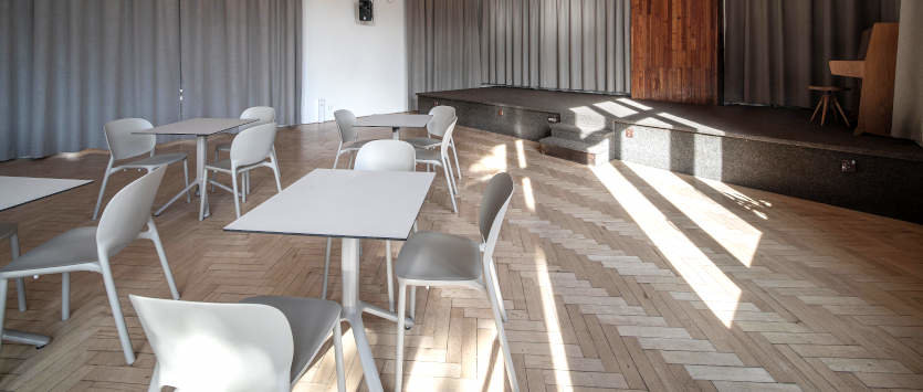 Kulturní centrum Horní Počernice s židlemi HUG