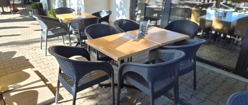 terasa restaurace Kocián s židlemi 