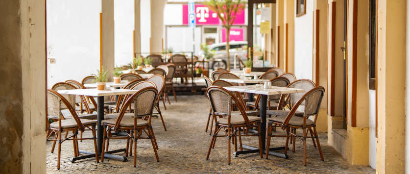 židle REIMS a stoly s werzalitovou deskou